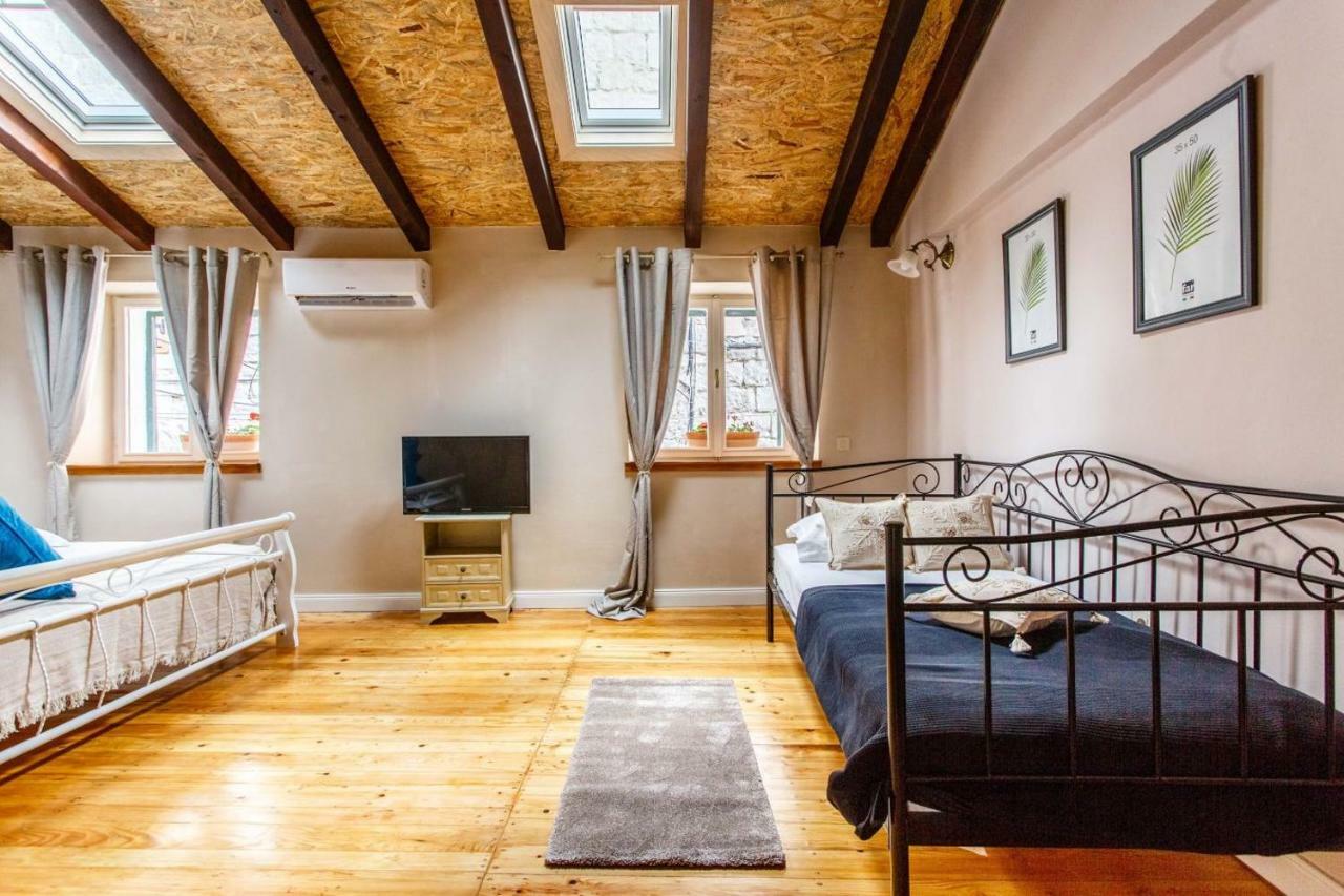 House "Anno 1881"-Center Of Split Apartment Exterior photo